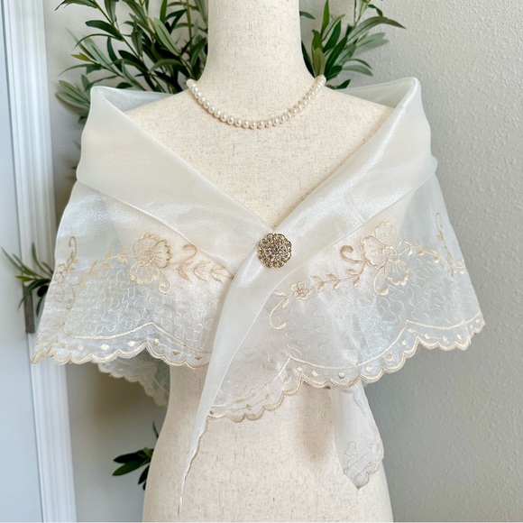 ONE LEFT❣️ Off white Natural Alampay Panuelo with pin - Picture 2 of 4